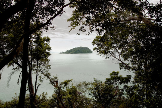 Utsikt mot en liten naboøy sett fra Manukan Island