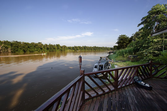 Utsikt nedover Kinabatangan River fra restauranten i Sukau